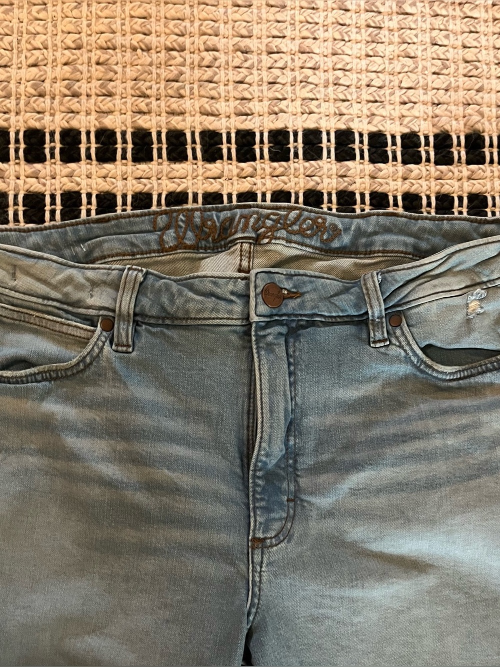 Wrangler High Rise Flare - Size 32x34 - Picture 4 of 6